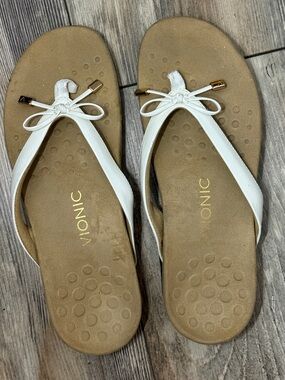 Vionic Bella White Bow Thong Sandals with Gold Accents